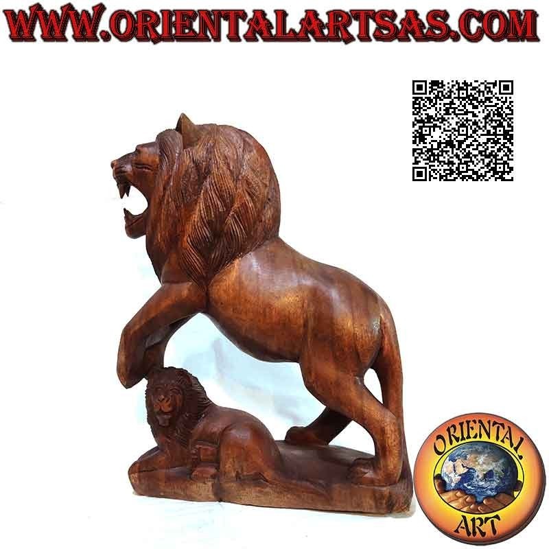 Scultura leone ringhiante con cucciolo in legno di suar da 45 cm (scolpita a mano da un unico blocco)