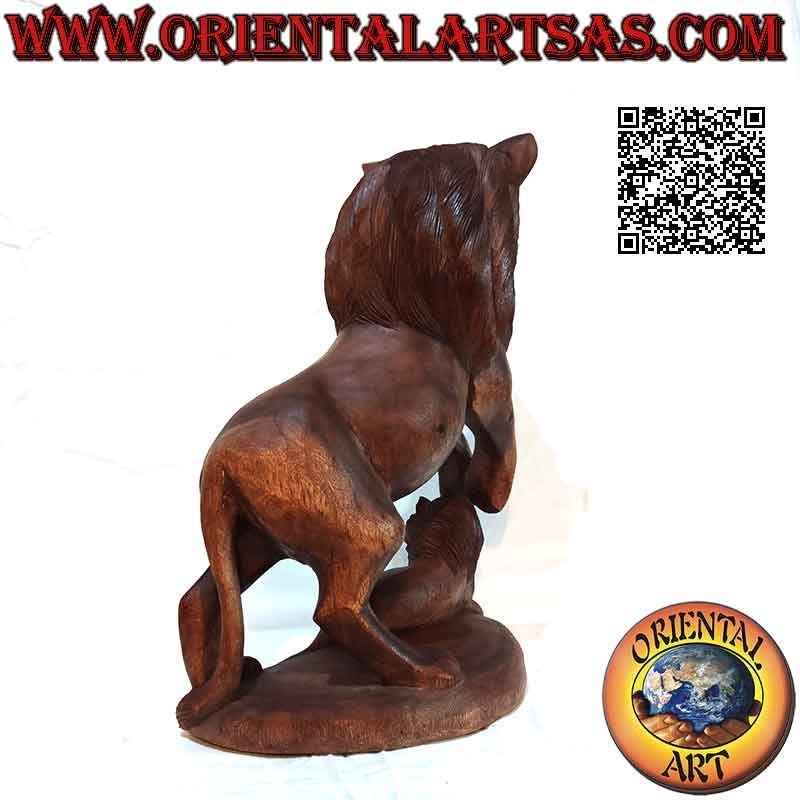 Scultura leone ringhiante con cucciolo in legno di suar da 45 cm (scolpita a mano da un unico blocco)