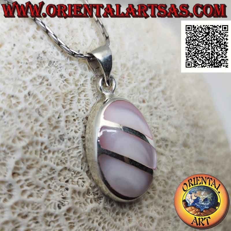 Pendentif ovale en argent avec trois bandes obliques de nacre rose fluo affleurant le bord