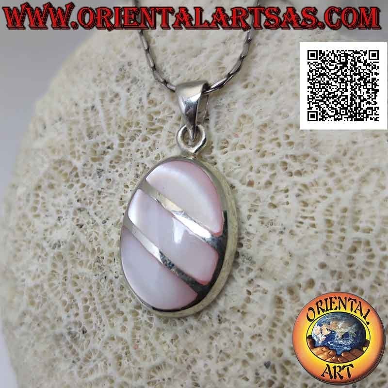 Colgante ovalado de plata con tres bandas oblicuas de nácar rosa fluorescente al ras del borde