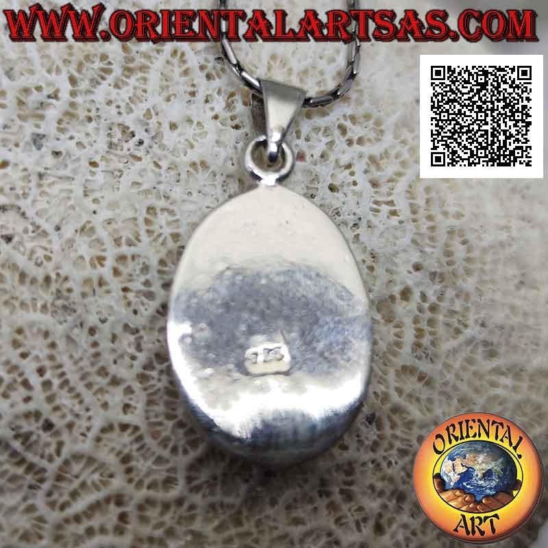 Pendentif ovale en argent avec trois bandes obliques de nacre rose fluo affleurant le bord