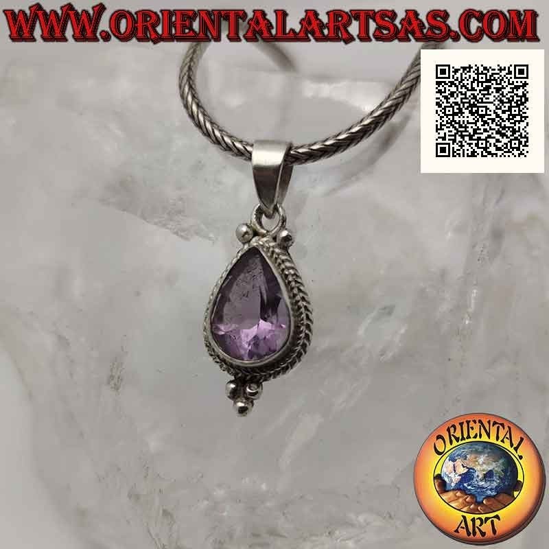 Silberner Anhänger mit tropfenförmigem Amethyst, umgeben von Flechten und drei Kugeln darunter (A)