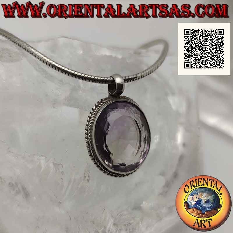 Silberner Anhänger mit großem natürlichen oval facettierten Amethyst umgeben von Flechten
