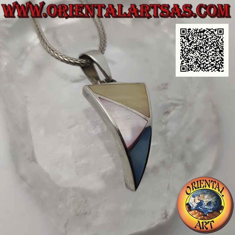 Ciondolo in argento triangolare curvo con tre triangoli scaleni di madreperla multicolor a filo bordo