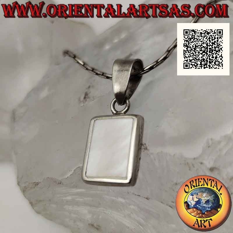 Pendentif en argent avec nacre rectangulaire affleurante sur une monture lisse 15 x 12
