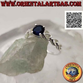 Anillo solitario de plata con zafiro sintético redondo engastado y corazones perforados a los lados