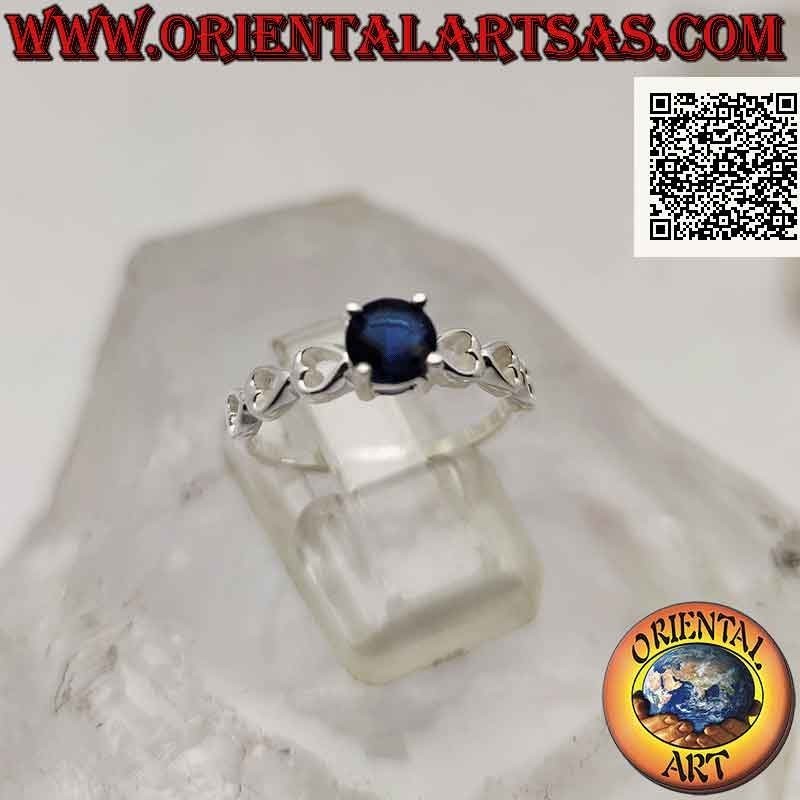 Bague solitaire en argent avec saphir synthétique rond serti et coeurs percés sur les côtés