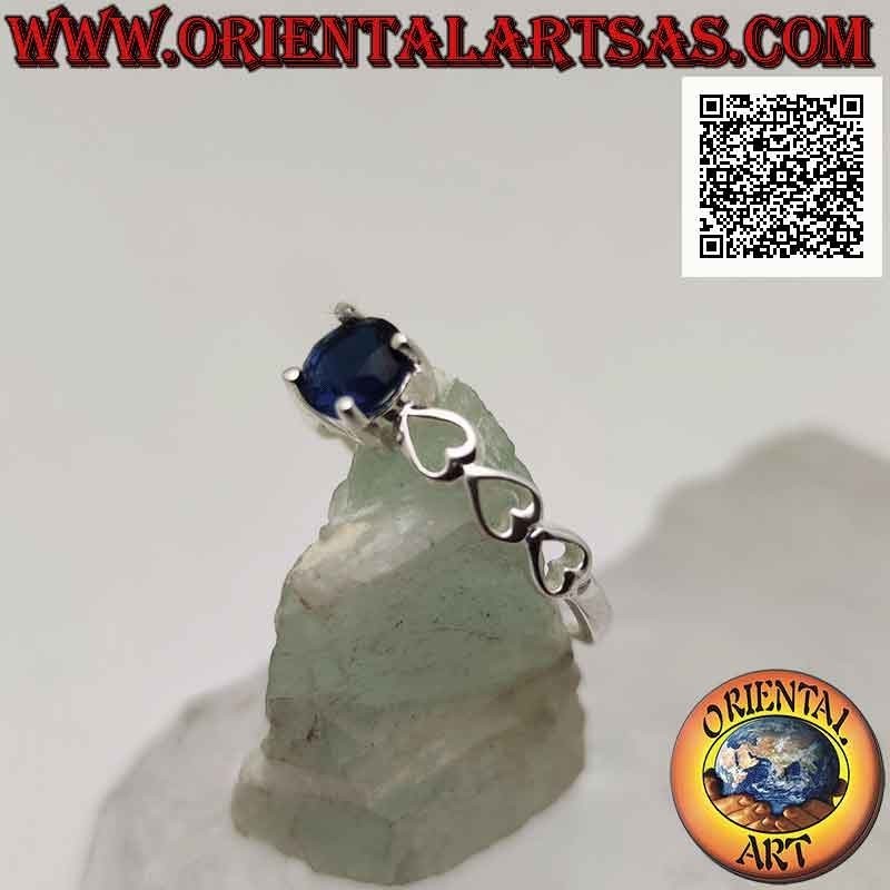 Anello in argento solitario con zaffiro di sintesi tondo incastonato e cuori traforati sui lati