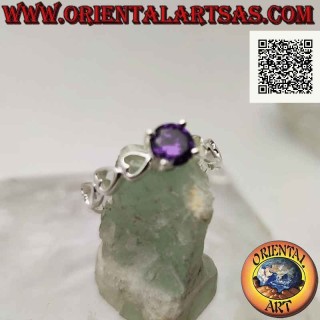 Solitär-Silberring mit runder synthetischer Amethyst-Fassung und perforierten Herzen an den Seiten