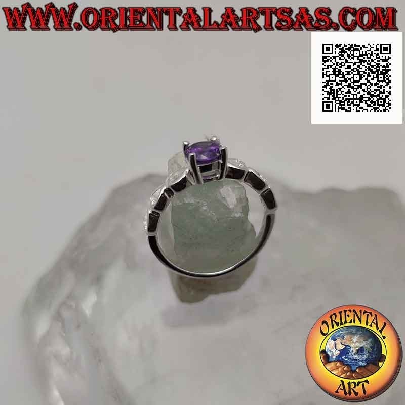Anillo solitario de plata con amatista sintética redonda engastada y corazones perforados en los laterales