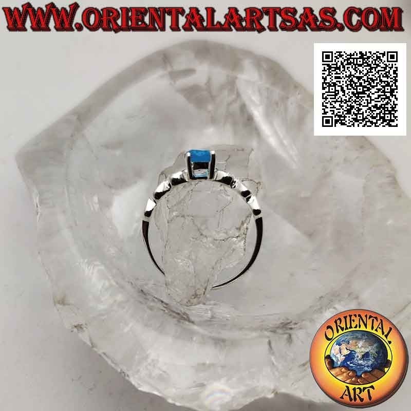 Anello in argento solitario con topazio blu di sintesi tondo incastonato e cuori traforati sui lati
