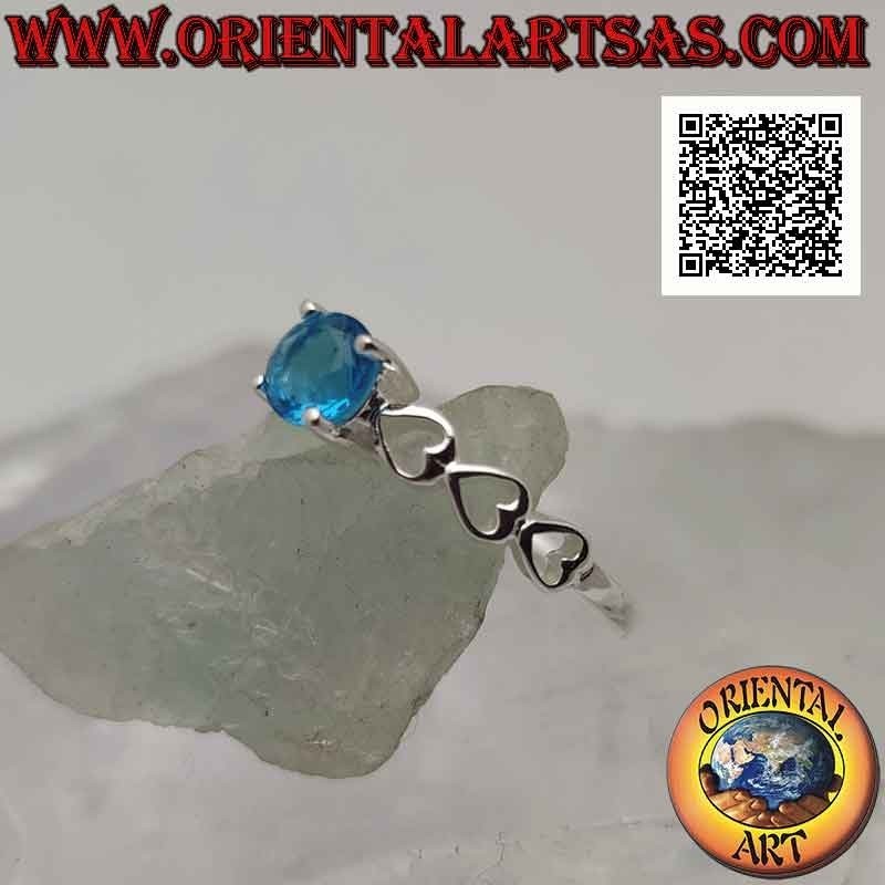 Bague solitaire en argent sertie de topazes bleues synthétiques rondes et coeurs perforés sur les côtés