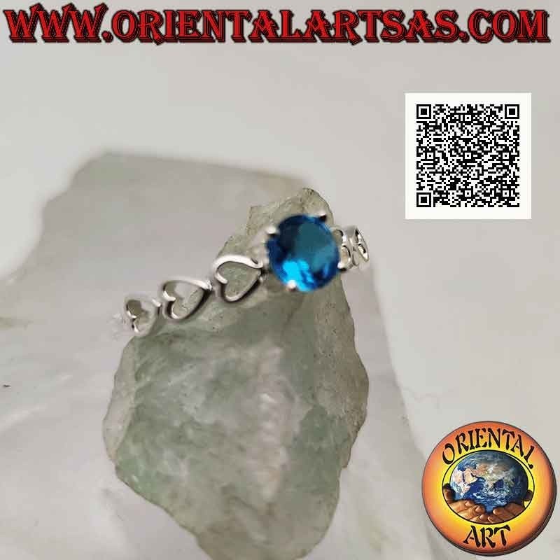 Anello in argento solitario con topazio blu di sintesi tondo incastonato e cuori traforati sui lati