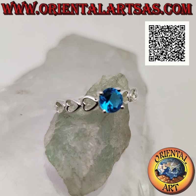 Anello in argento solitario con topazio blu di sintesi tondo incastonato e cuori traforati sui lati