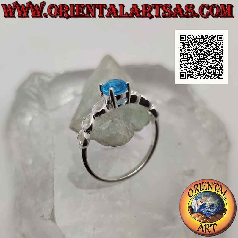 Solitär-Silberring mit runder synthetischer Blautopas-Fassung und perforierten Herzen an den Seiten