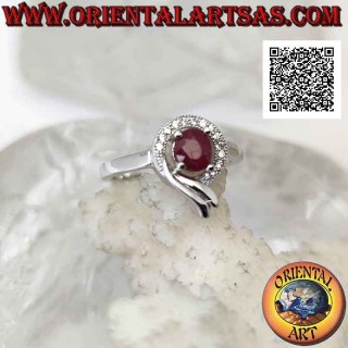 Bague en argent avec rubis synthétique ovale serti enveloppé d'une ligne de zircons blancs et lisses
