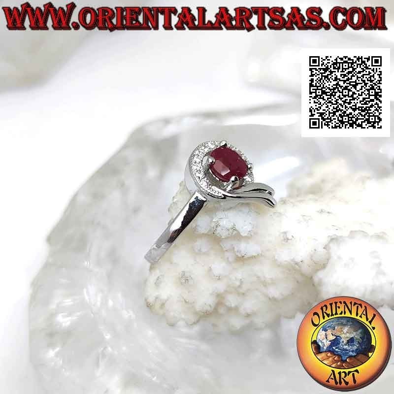 Anello in argento con rubino di sintesi ovale incastonato avvolto da linea di zirconi bianchi e liscia