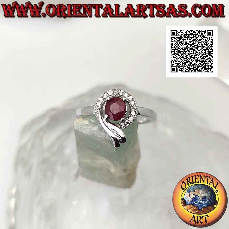 Anillo de plata con rubí sintético ovalado engastado envuelto en una hilera de circonitas blancas y lisas