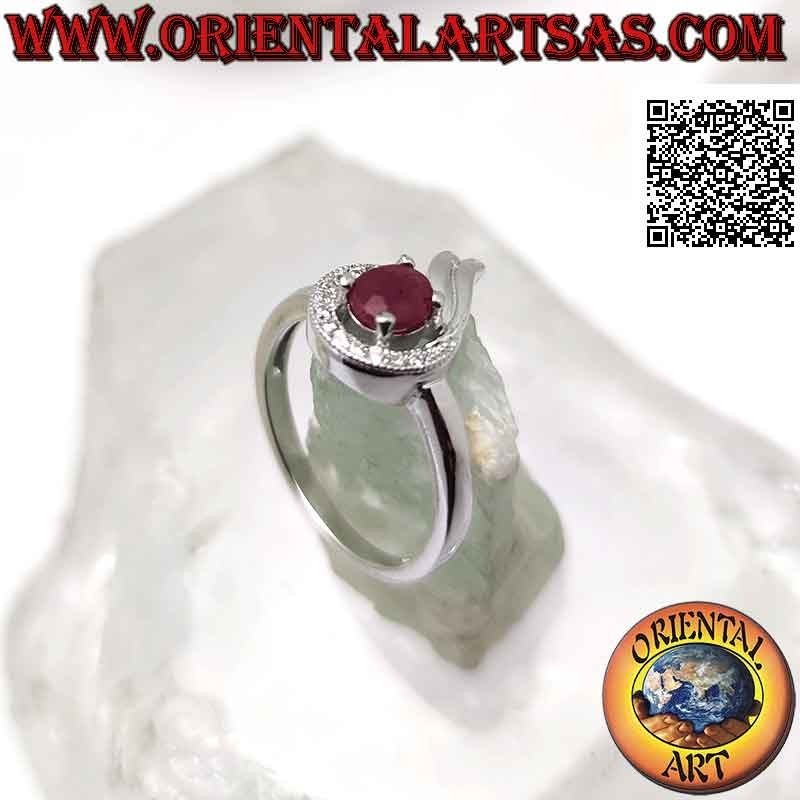 Anello in argento con rubino di sintesi ovale incastonato avvolto da linea di zirconi bianchi e liscia