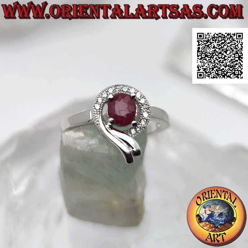 Anello in argento con rubino di sintesi ovale incastonato avvolto da linea di zirconi bianchi e liscia