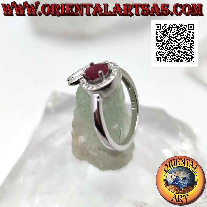 Bague en argent avec rubis synthétique ovale serti enveloppé d'une ligne de zircons blancs et lisses