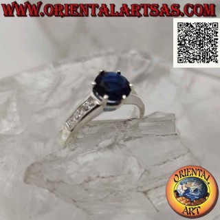 Anello in argento solitario con zaffiro di sintesi tondo incastonato in rilievo e zirconi sui lati