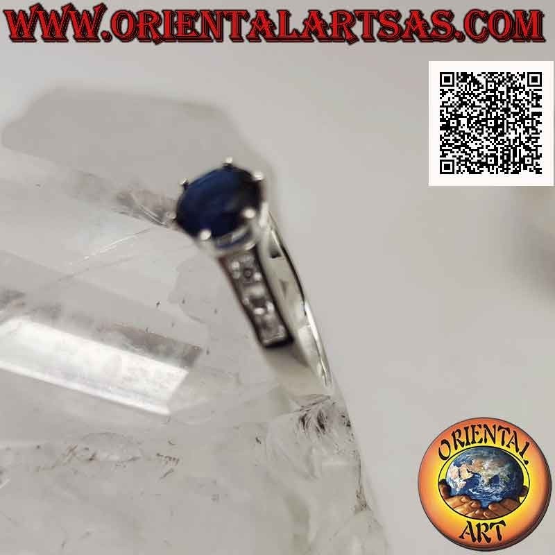 Anello in argento solitario con zaffiro di sintesi tondo incastonato in rilievo e zirconi sui lati