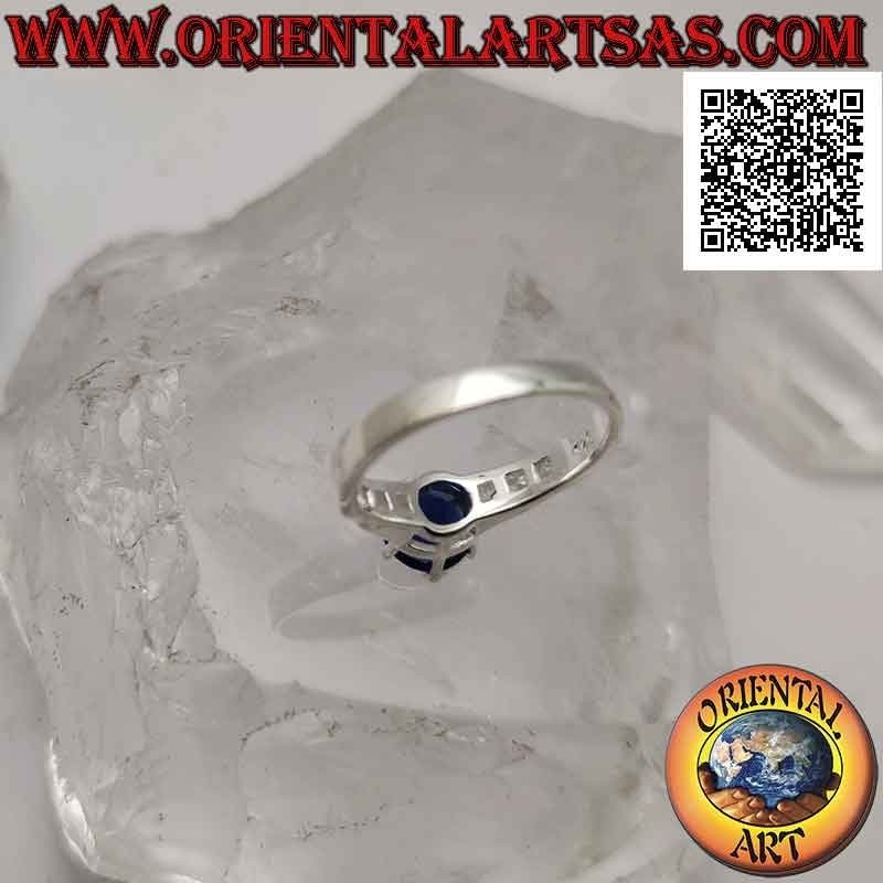 Anillo solitario de plata con zafiro sintético redondo engastado en relieve y circonitas en los laterales