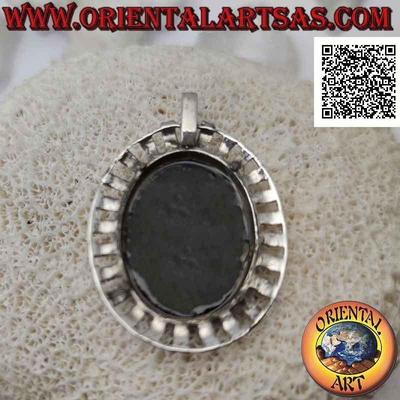 Colgante de plata con gran ónix ovalado rodeado de bandas de plata con marcasita central