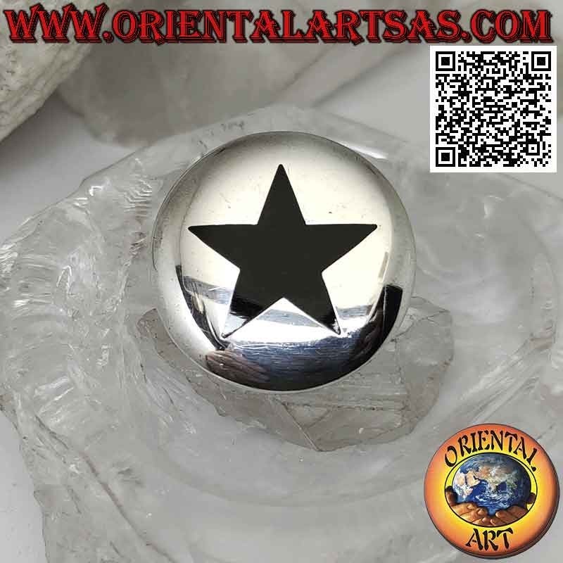 Anillo de plata con estrella de ónix sobre plato grande redondo liso