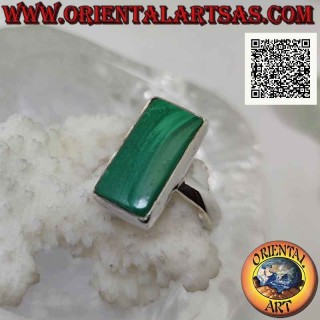 Bague en argent avec malachite rectangulaire allongée sur sertissage lisse (réglable)