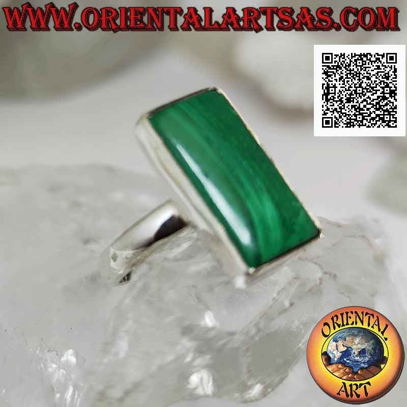 Anello in argento con malachite rettangolare allungata su montatura liscia (regolabile)