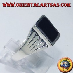 Bague en argent avec des lignes sculptées, avec Onyx rectangulaire