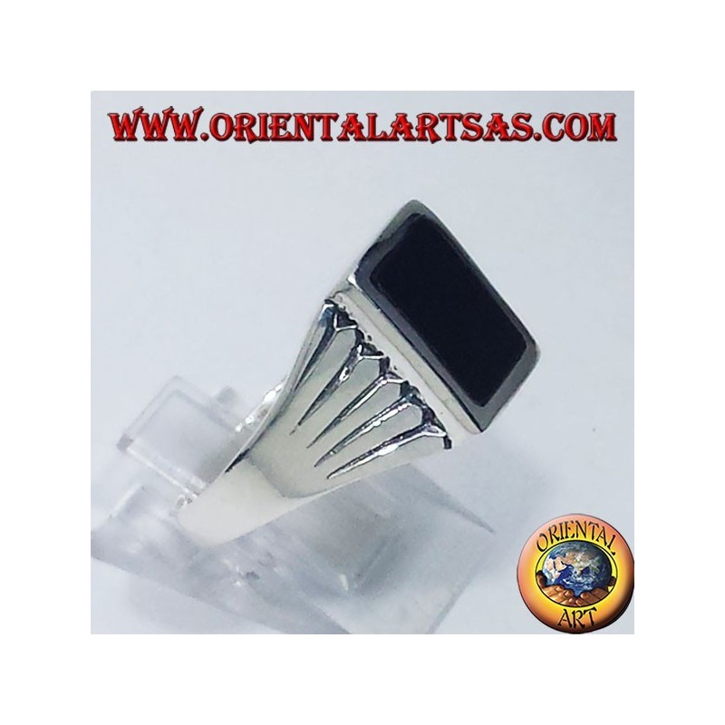 Bague en argent avec des lignes sculptées, avec Onyx rectangulaire