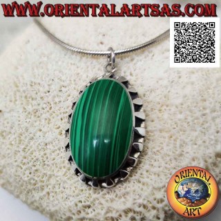 Pendentif en argent avec grosse malachite ovale synthétique entourée de segments lisses alternés