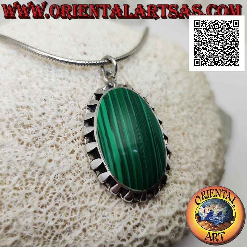 Pendentif en argent avec grosse malachite ovale synthétique entourée de segments lisses alternés