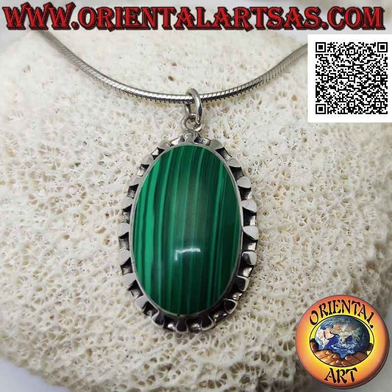 Ciondolo in argento con grande malachite ovale di sintesi contornata da segmenti lisci alternati