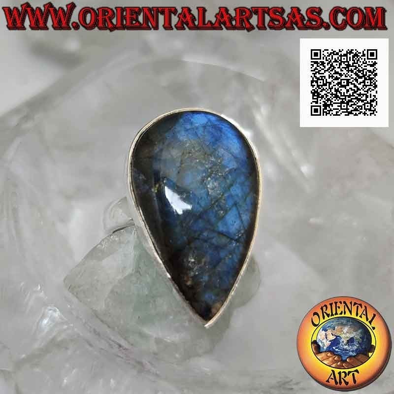 Anillo de plata con una gran gota de labradorita en forma de cabujón en un engaste liso