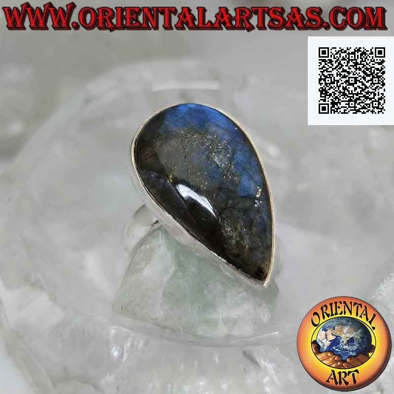 Anillo de plata con una gran gota de labradorita en forma de cabujón en un engaste liso