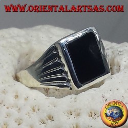 Bague en argent avec des lignes sculptées, avec Onyx rectangulaire