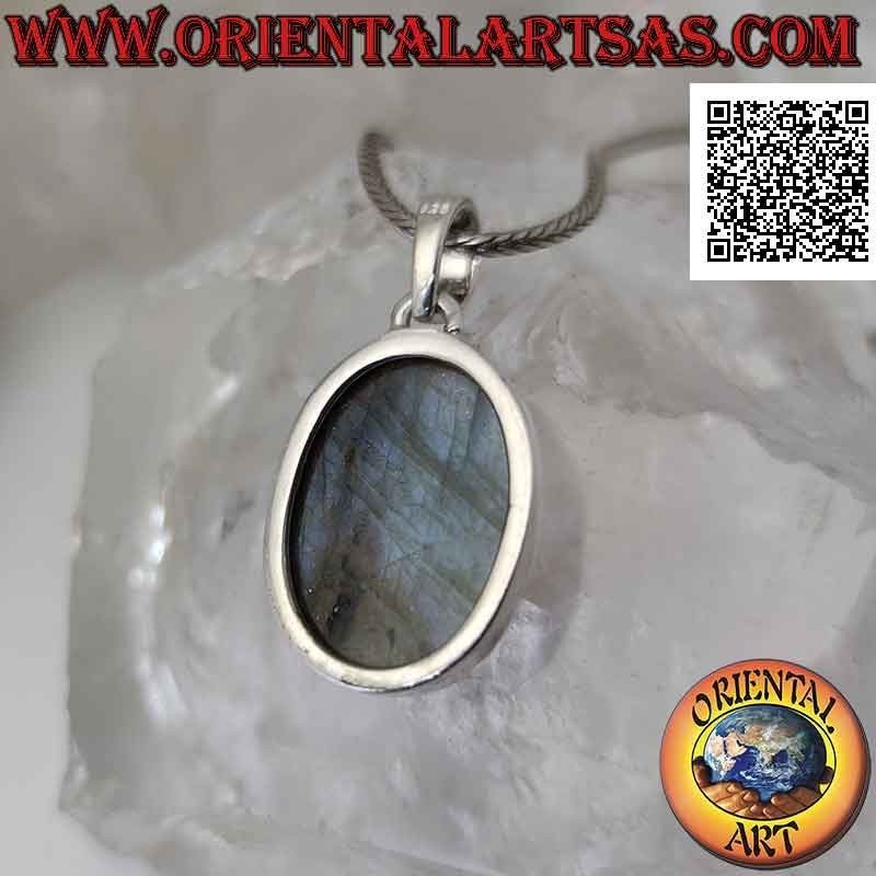Colgante de plata con un gran cabujón ovalado de labradorita en engaste liso
