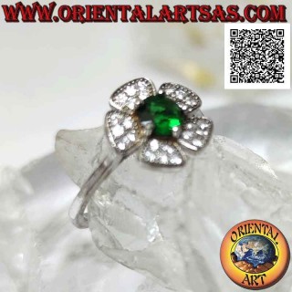 Anillo de plata flor "fresa salvaje" con una esmeralda sintética redonda y pétalos de zirconias