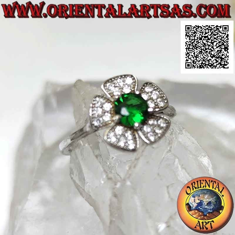 Anello in argento a fiore "fragola selvatica" con smeraldo di sintesi tondo incastonato e petali di zirconi