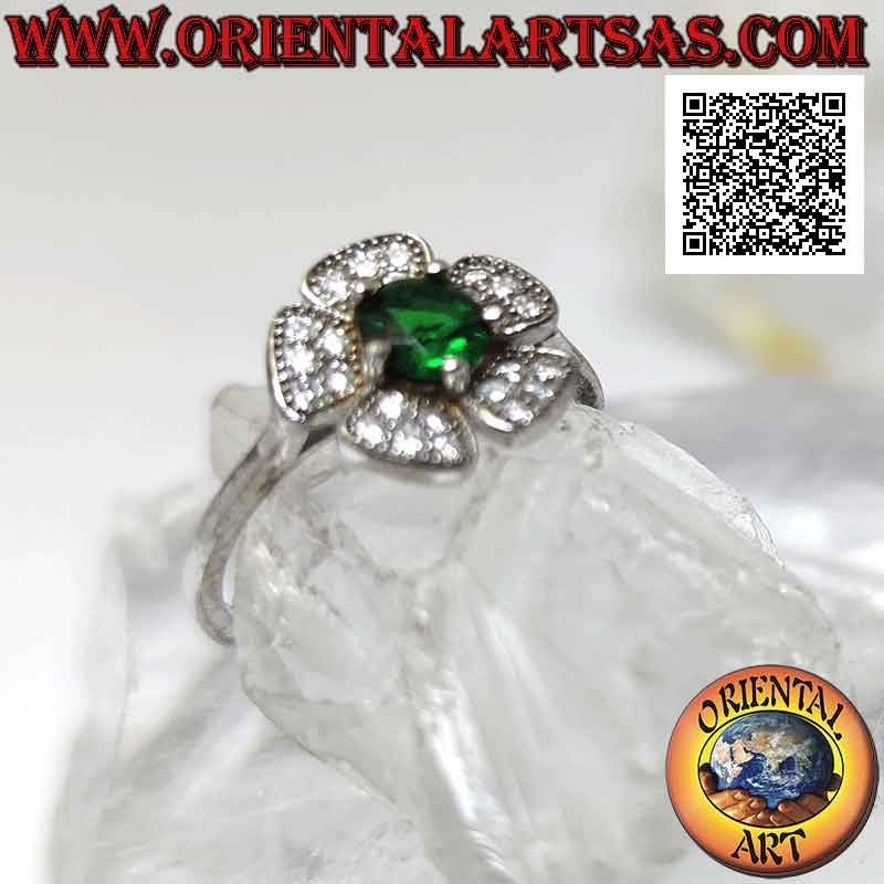 Anello in argento a fiore "fragola selvatica" con smeraldo di sintesi tondo incastonato e petali di zirconi
