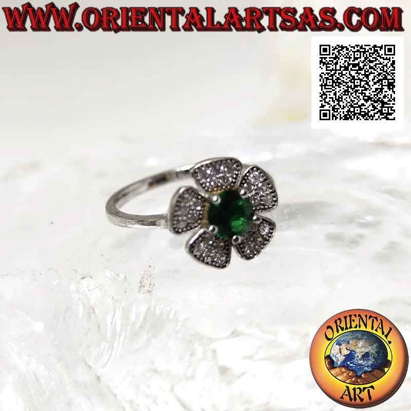 Ring aus silberner "Waldbeere"-Blume mit einem runden synthetischen Smaragd und Zirkon-Blütenblättern
