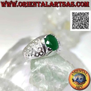 Anillo de plata con esmeralda natural ovalada engastada y decoración floral en bajorrelieve en los laterales