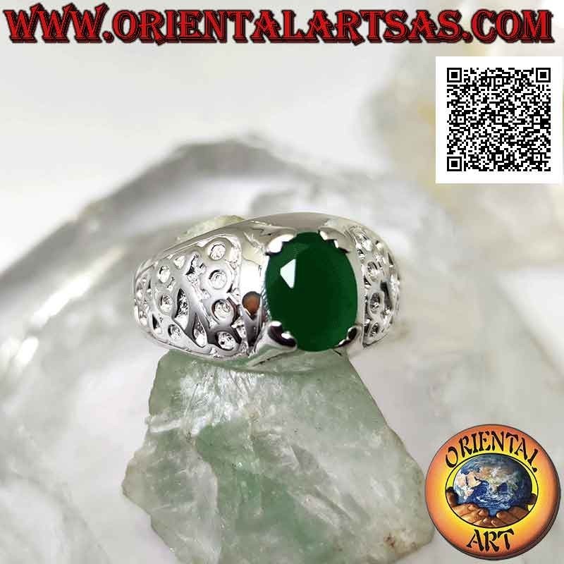 Anillo de plata con esmeralda natural ovalada engastada y decoración floral en bajorrelieve en los laterales