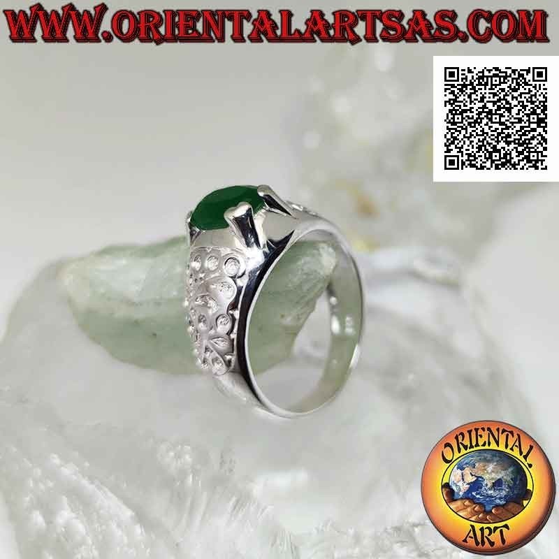 Bague en argent sertie d'émeraudes ovales naturelles et décoration florale en bas-relief sur les côtés