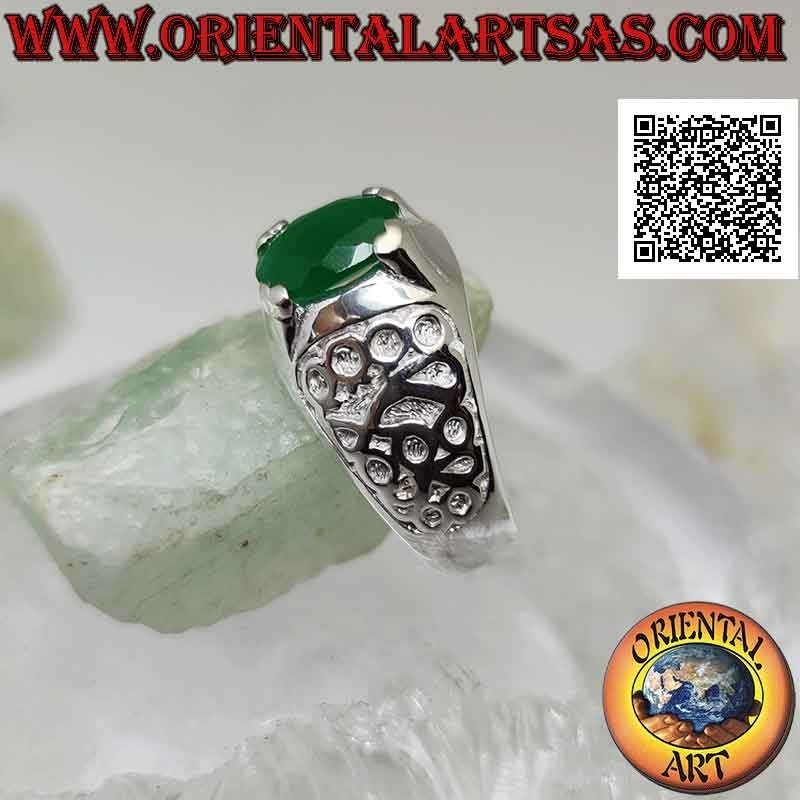 Bague en argent sertie d'émeraudes ovales naturelles et décoration florale en bas-relief sur les côtés