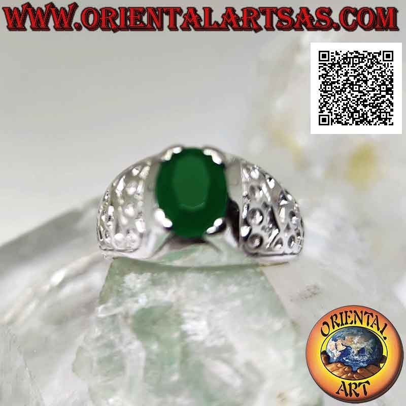Bague en argent sertie d'émeraudes ovales naturelles et décoration florale en bas-relief sur les côtés